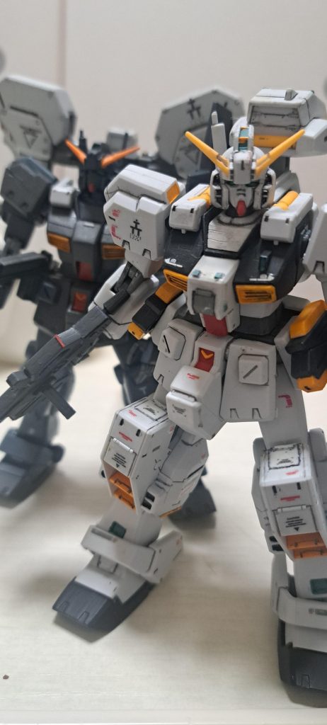 随分前のキットとツーショット。こちらはホワイト以外の部分塗装。