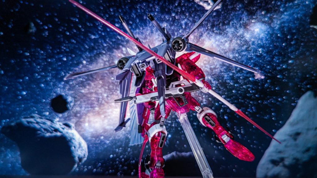 今はPCモニターを背景にしていますが、接写できるカメラと撮影用のセット欲しくなってきますね…ガンプラ沼恐ろしい…（嫁作）