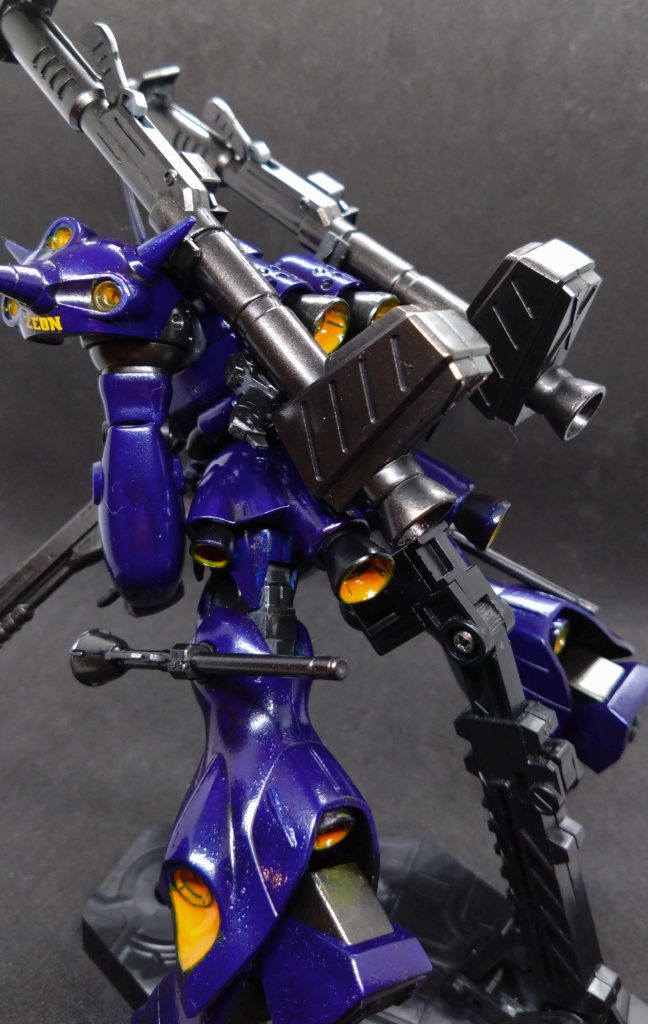 背面。武装がモリモリで。おじさんの中2心をくすぐるんだよな。