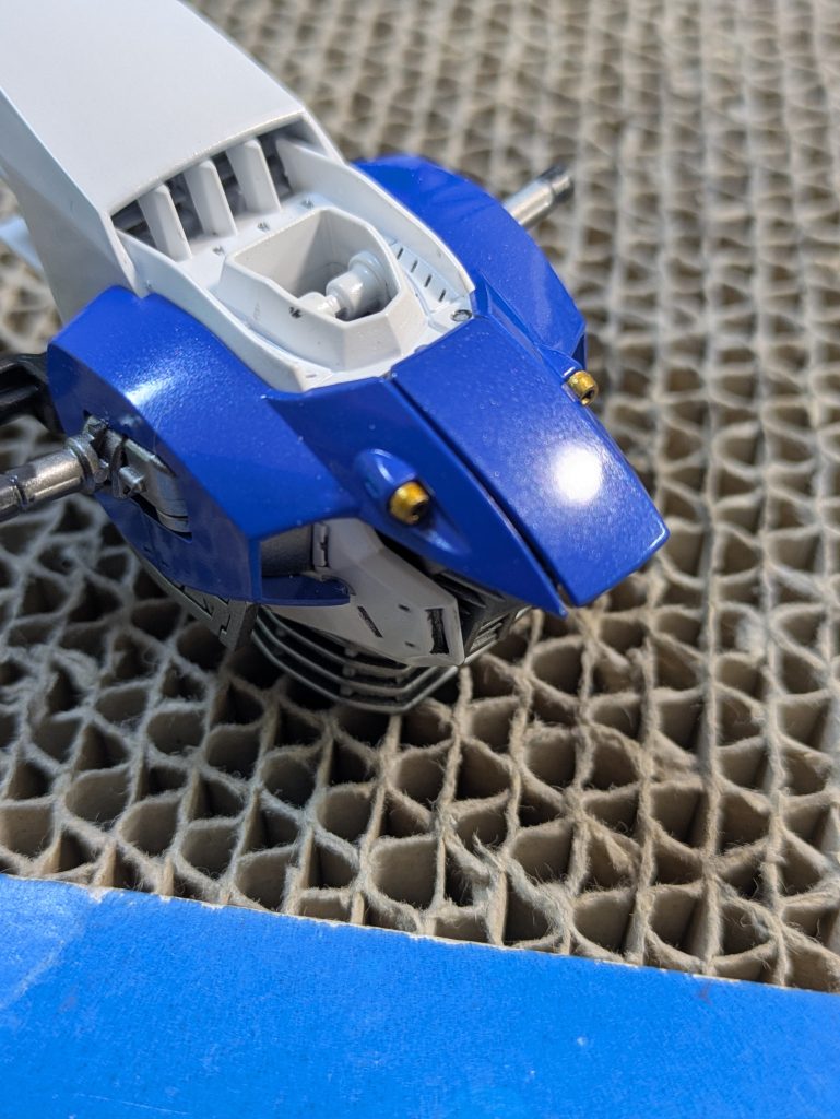 作品名：MGのF91の胸部パーツについて<p>やらかしました。したピンと後方ピンが行ってしまいました。 先端に接続を保持する構造が無いため接着になりますが、ここまで塗ってだと事故が怖いなぁ。</p>
