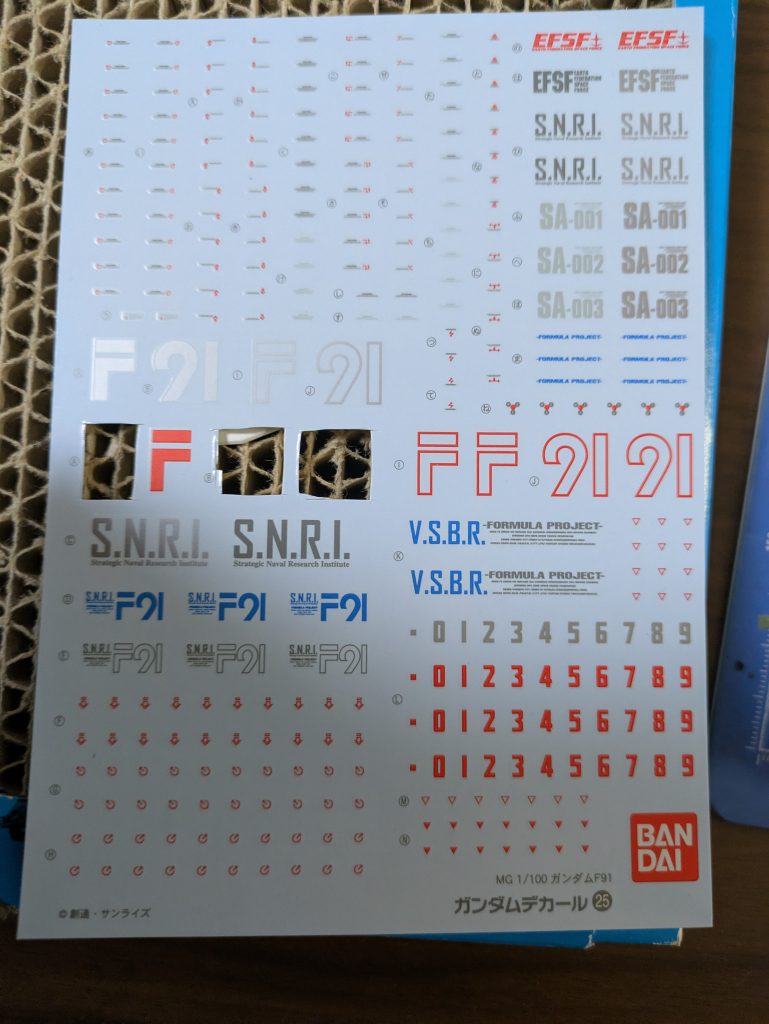 作品名：F91のデカールについて。<p>苦労して手に入れたけど、付属のマスキングシールとデザインが違う上に、説明書にガイドも無いから、使いにくい。 そして、F91に思い入れが強いので肩以外は要らなくないか?と思ってしまう。</p>
