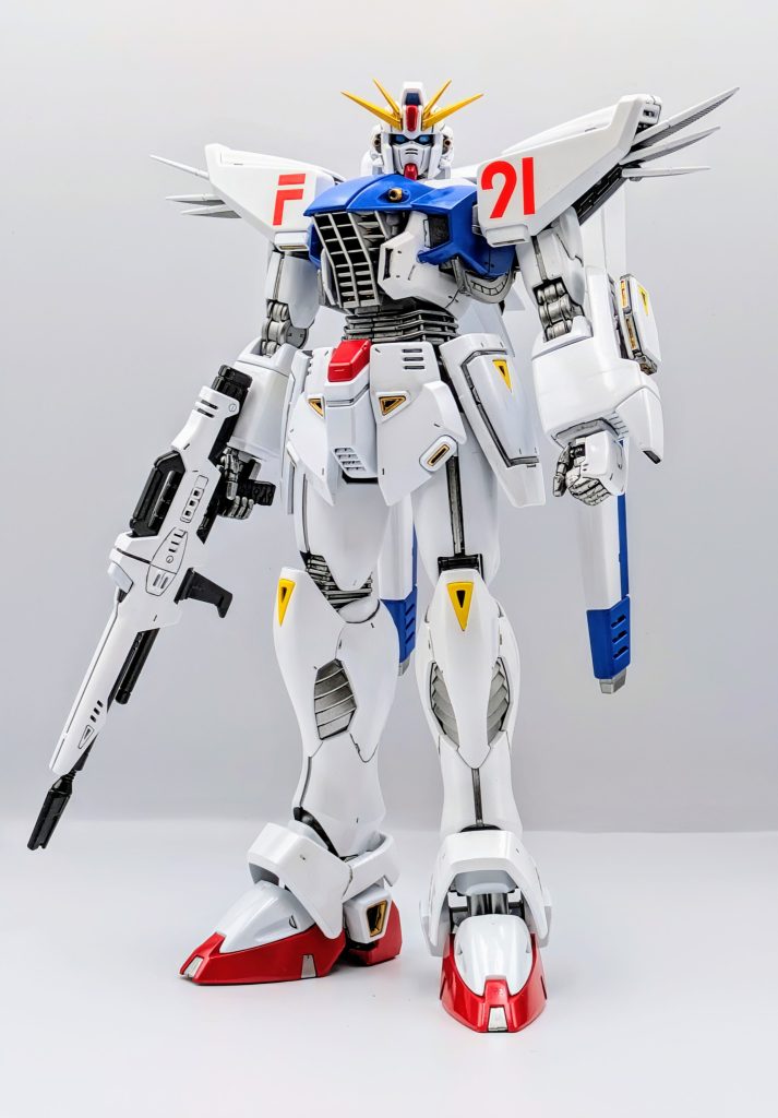 「原作再現より、イメージにあるF91を」というコンセプトで塗装してあるため、青が濃かったりデカールは肩だけに留めています。