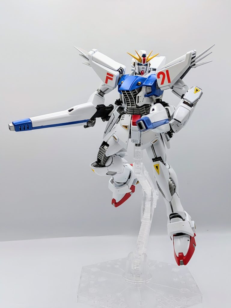 ヴェスバーのグリップを握らせるのはコツが必要で、手首の可動の限界から構えられる範囲が限定されます。