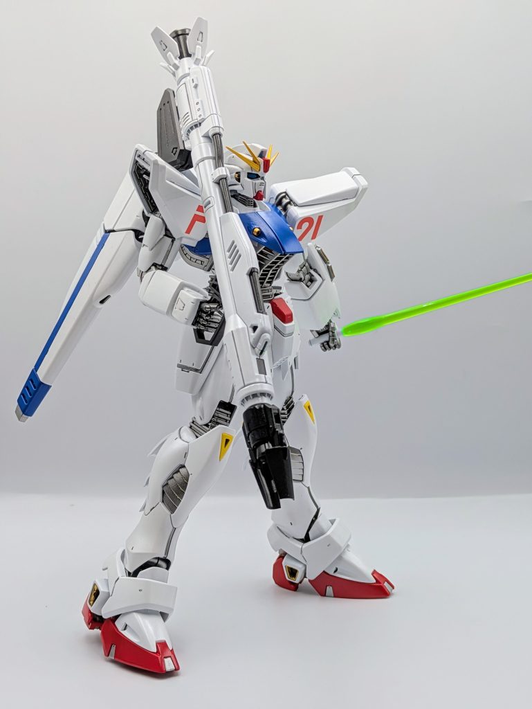 肩のフィンがキレイに収納できるのが嬉しいキットです。