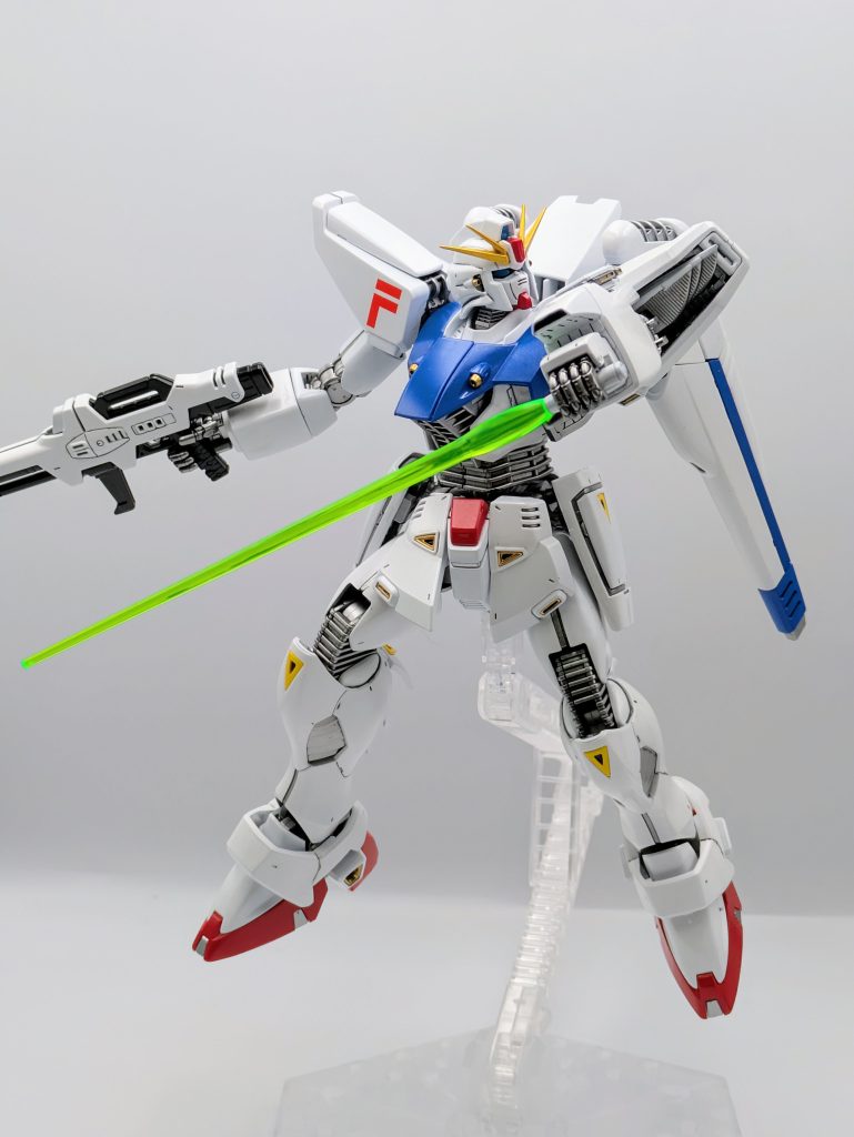 劇中のシーンを再現したかったのですが、襟と兜の縁の干渉のため、首周りの可動は限定されます。