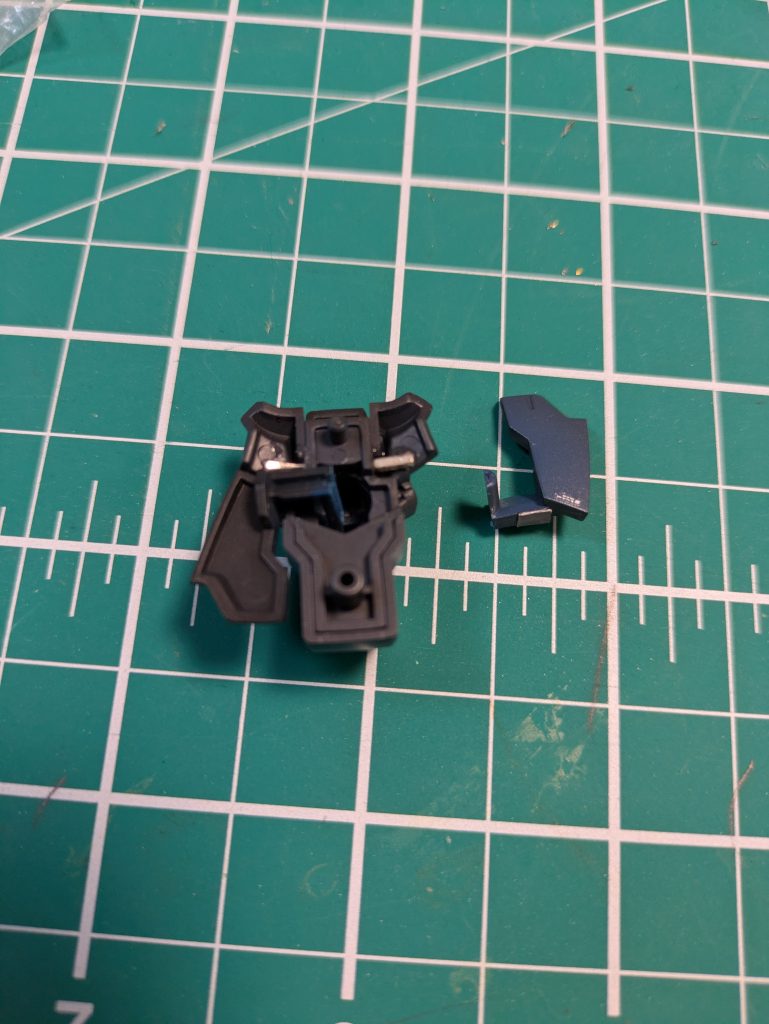 作品名：グフカスタムのスカート加工<p>深く考えずに塗ってデカールまで終わらせたものの、スカートが左右同時に動かれるのが嫌なので加工。 パーツを真っ二つに切って、ハイキューパーツ様のネオジム磁石とマグネットセッターで自然なパタパタ装甲になりました。</p>
