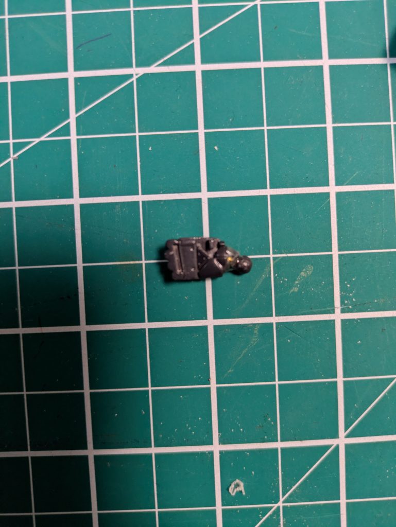 作品名：グフカスタムの手首<p>グフカスタムの手首には角度がいるだろう。ってなわけで真鍮とUVレジンにて加工</p>
