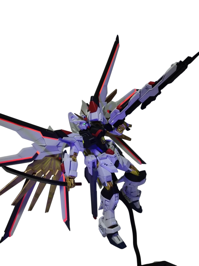 メインカメラは蛍光イエローで塗装してますが下地のクリアパーツのせいかブラックライトて蛍光グリーンに発光。ゴールドのパーツもブラックライトで黄色に光ってしまうのでゴールドを筆塗りしてます。