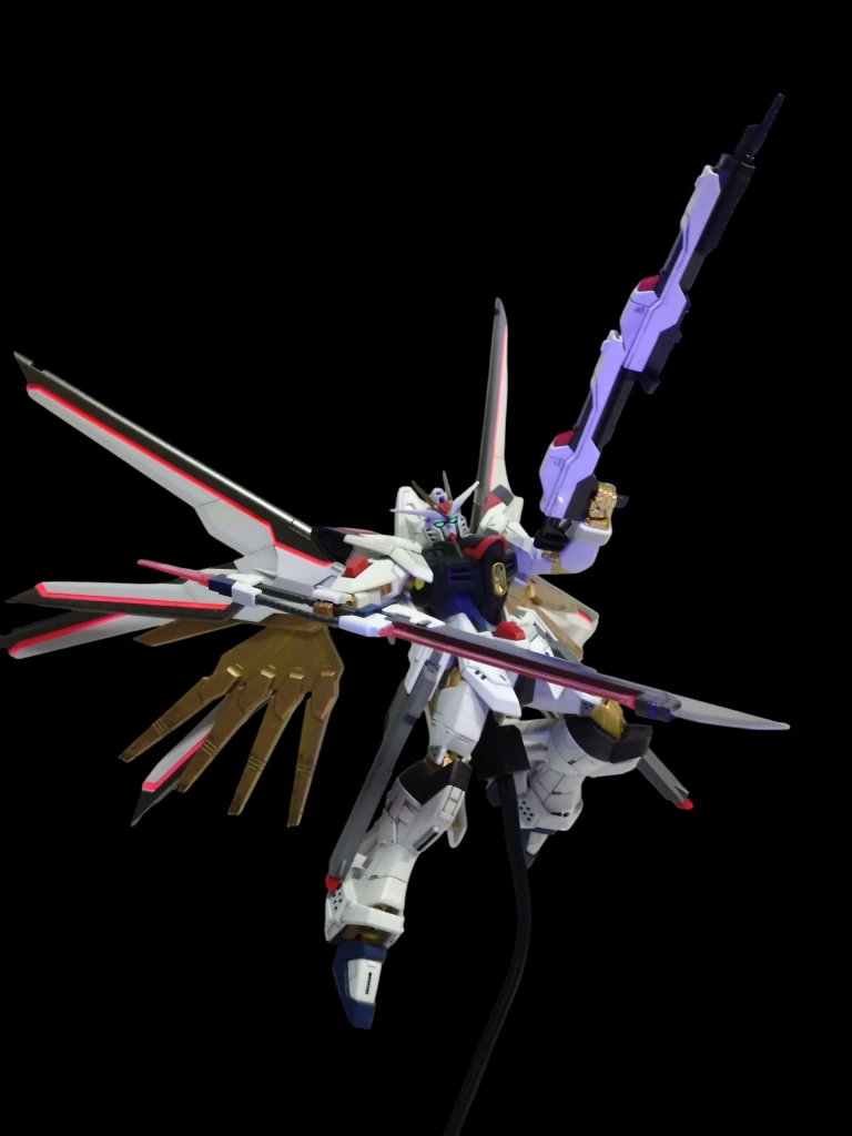 カラーリングはネイビーブルー等を使用して自分流に少し暗めに変更してます。たまたまみかけたのソードストライカーのキットをカラー変更して持たせてます。ランチャーは違うキットの改造に使ってみようかな。
