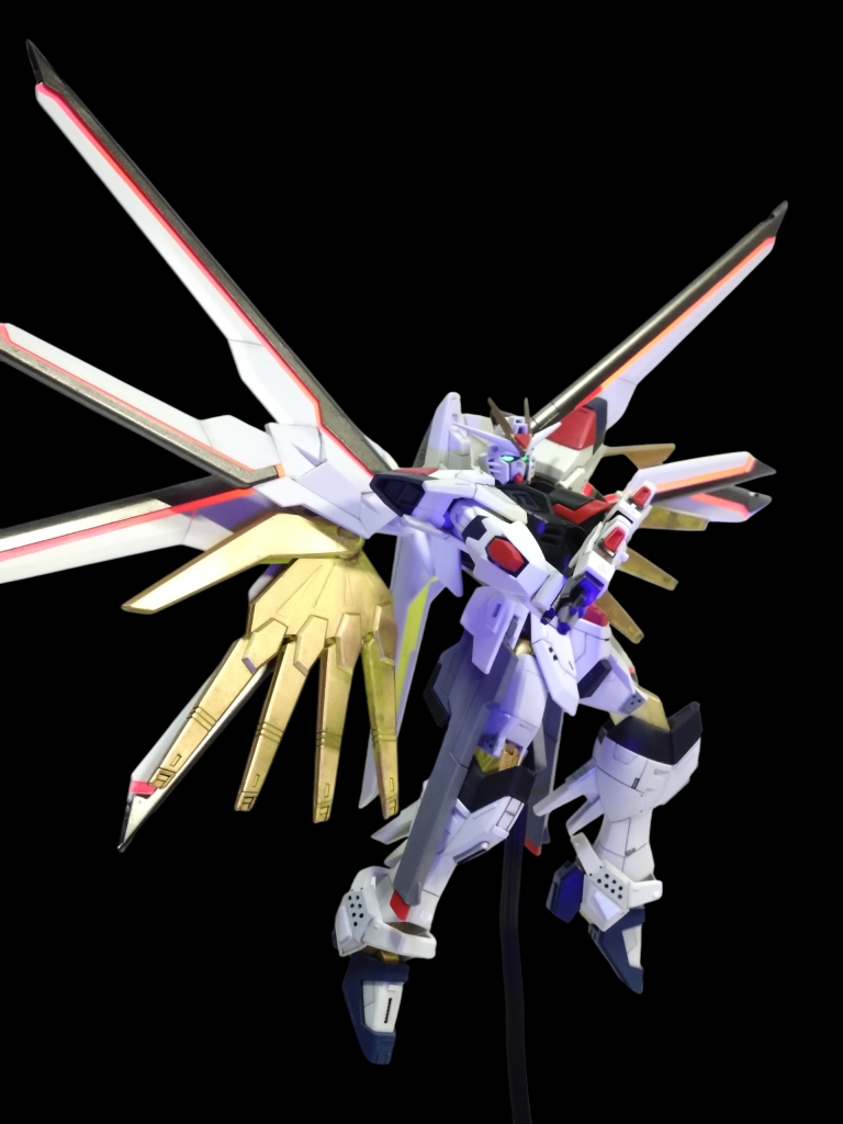 プラウドディフェンダーは付属のシールは使用せずに蛍光ピンクで塗装しました。羽部分も少しカラー変更。