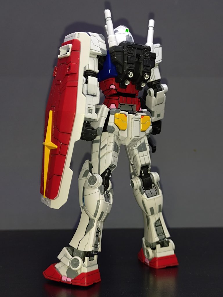 パネルラインの中でも、四隅に点のある部分をメインに塗っています。他にも段差のある部分や角(かど)の部分を塗っています。