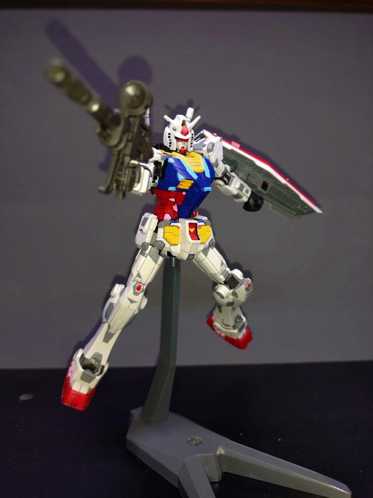 いつもの裏塗りもしています。青の部分の明るい色はスカイブルー、赤の部分の明るい色はピンクを使用しています。シールドの裏はニュートラルグレー。スミ入れのカラーはグレーを使用。ラインの多さから黒はうるさすぎる気がしまして。