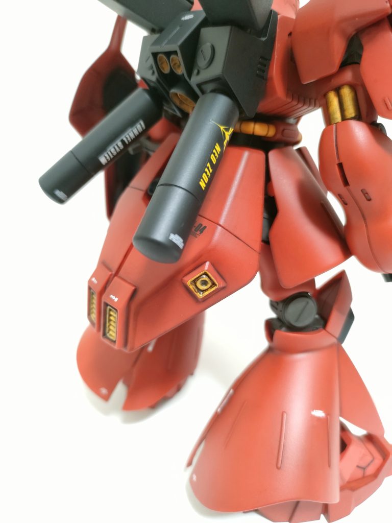 本当はエアブラシで全塗装とかチャレンジしてみたいのですが、家庭の都合上エアブラシ、ブース等設置がなかなか出来ない為（ 勿論技術もありませんが(´；ω；｀)）現状で出来る事でプラスチック感を無くす為に400番〜1500番までヤスリがけ、ガンダムマーカーのリアルタッチグレー3で全パーツ汚してメラミンスポンジで拭き取り、エッジのラインにそって各パーツ再度マーカーでなぞり綿棒で拭き取り艶消しトップコート。頑張った甲斐もありまぁまぁ自分的には上手く出来たかなと思います(^_^;)