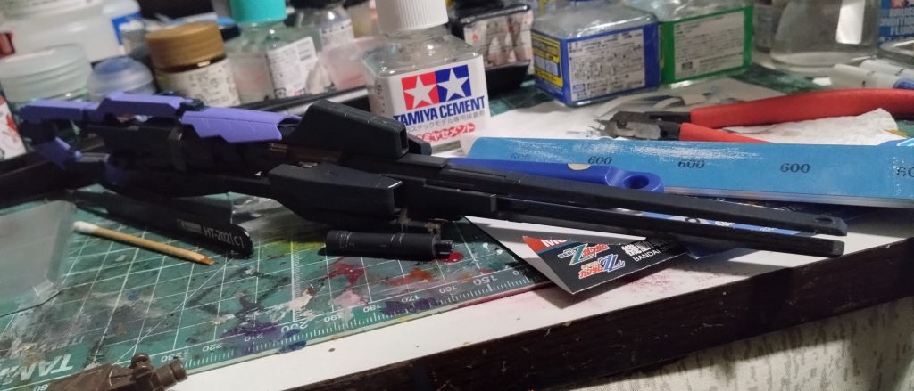 最近でたプレバンRGハイニューガンダムメガバズーカランチャーとコトブキヤメタルギアレックスのレールガンを漢の接続でWカラーリングは前身はエヴァのポジトロンライフルカラーに後身は百式メガバズーカカラーに分けて塗装しました!