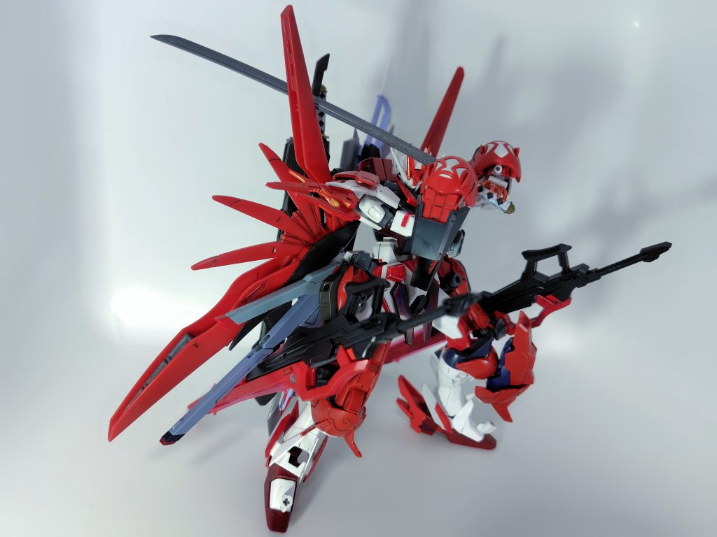 従来の光の翼を逆向きに付ける形態も気に入っているので健在です。日本刀も新たに追加していて、可動域が上がったのでポージングも付けやすくなりました。