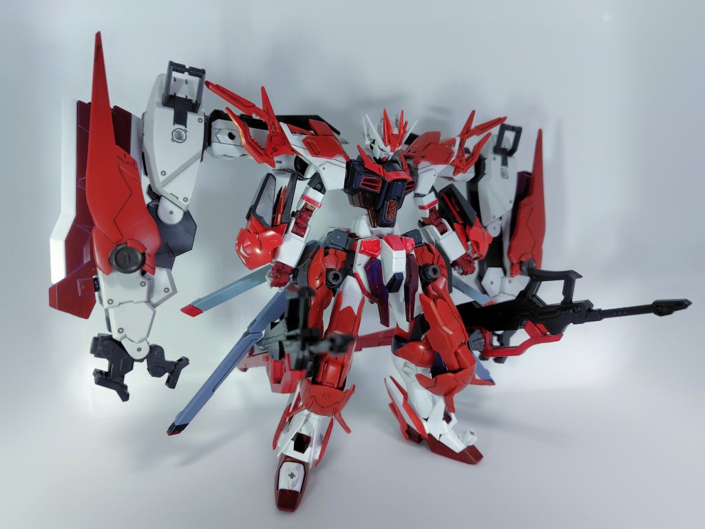 別形態も用意していて、境界戦機の機体の脚部を丸ごと使ってギガンティックアームユニットの様な大型武器を追加しました。フロントスカートにはパーフェクトストライクフリーダムルージュの武器を2つ装備させています。それに関連して肩にパンツァーアイゼンも2つ付けました。これは言うなれば物理特化の形態ですね。