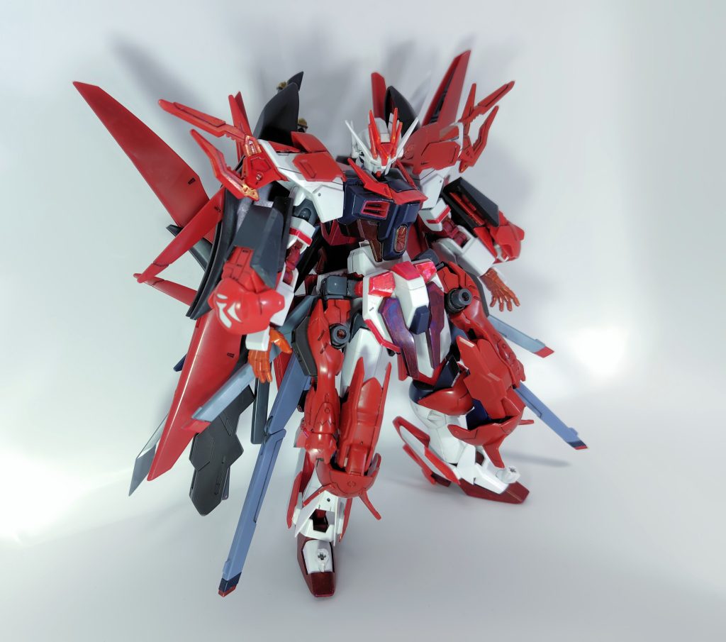 まずは前作から変わった点について。と言っても1年の間にだいぶ変化があり、首、胴体、腕、足などの延長によるプロポーション変更と可動域アップ、パーツの大幅な増加や部分塗装。何よりデスティニーの光の翼をもう1つ追加した事ですね。これにより迫力がグンと上がりました。 光の翼非展開時はX字のように見えます。武装も増え、前作より更に近接特化になりました。