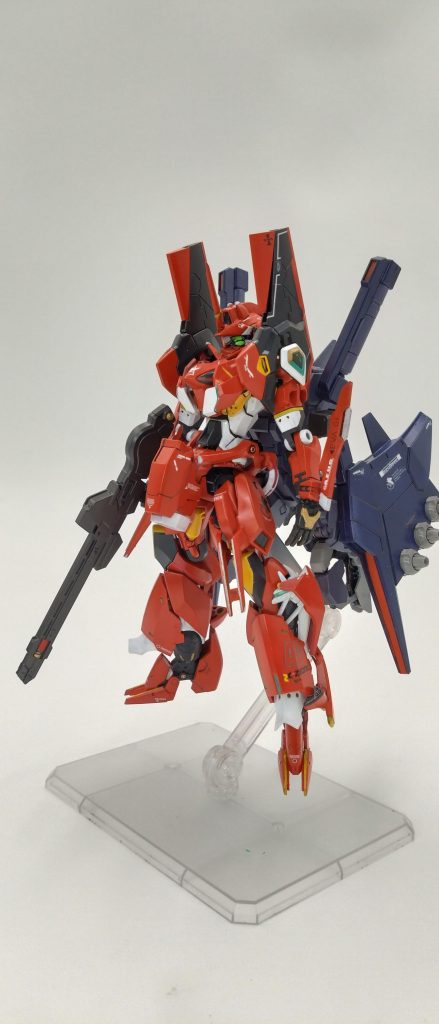 デルタ・ジーバ クワトロ・バジーナ専用兵装がありクワトロ専用多機能サイコミュ搭載有線式小型攻撃端末機『ブラウ・ブロ』がバインダー部に換装でき、クワトロ大尉もといシャリアの機体特性を更に特化させた兵装であり、シャリアが前に乗った愛機MAN-03キケロガをベースにサイコミュで遠隔制御メガ粒子砲を小型化、六門円筒状のインコム式でワイヤーに巻かれ収納されている。キケロガに比べて火力は落ちたがその分充電効率がよく継戦力・運動性が大幅に向上より高速かつ精度の高いオールレンジ攻撃が可能である。