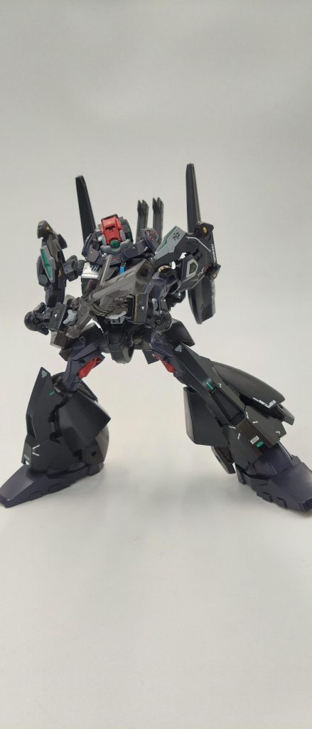 NERVが開発した新型サイコミュ搭載NT支援AIデバイス『MAKINAMI』はパイロットの操縦・サイコミュサポートにより高密度・高追従性が飛躍的向上した。MAKINAMIとパイロットのNTシンクロ率が高ければ高いほど能力が発動・内部から緑色の発光現象が起き想定外の能力がおこるという・・・