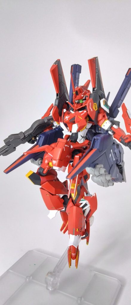 更にブラウ・ブロもう一つ特徴は連邦のコーウェン中将が支援している最先端MS兵器開発機関 サナリィが開発した特殊ビーム兵装ヴェスパーが装備しており、射出するビームを速度・収束・出力を連続帯域で調整可能であり高速・高収束の貫通力の高いビームから、低速・低収束の散弾状で破壊力と破壊面積を高めたビームを打てる。余談だがこの機体の開発計画プロジェクト・ゼーレにアナハイムも参加する予定だったのだがUC85年に起きたイズマコロニーに連邦製の巨大MS襲撃事件でアナハイムが関わっているというリークされSNSなどの多くリーク画像の資料内容・録音もたくさん流出されて株価が大暴落しAF社支援してるビスト財団も縁を切られ信用をなくしているため両極から参加を拒否されている。正史のデルタ開発などはAF関わっているがGQuuuuuuX世界はAF関わっていないデルタなのである。