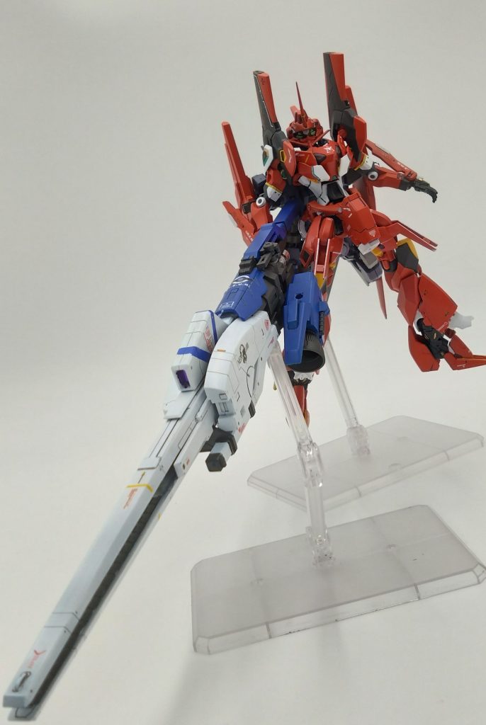 初期運用時は莫大なエネルギーを消費するためデルタ単機の組み合わせでできたのは二発のみで、中期はレストアした廃棄MSやガンマの戦艦のジェネレータを直結してエネルギー供給用で安定して4発発射可能にし後期はバスターランチャー内部にサイコミュが鋳込したフレームを内蔵しデルタ用サイコミュAIデバイス『ASUKA』と連動しNT能力高めるメガバスターランチャー用システム『IDEON』搭載しASUKAとIDEONのNTシンクロ率が最大になるとなんと・・砲台がなんと・・金色にファイブスター化しエネルギー供給も必要せず安定した急速充電し連射も可能になりランチャーには搭載していないゼク・ノヴァも発動させた超尺のビームソード通称IDEONソードで廃棄したコロニーやアクシズ級の小惑星を真っ二つの切断するという宇宙世紀の科学ではありえない事象が・・でたという・・この開発した機関NERVのデルタとランチャー開発担当鶴M主任とY下・Iくと博士は曰くIDEとEVAの共鳴が能力最大に稼働したという分からない用語で結論づけたという