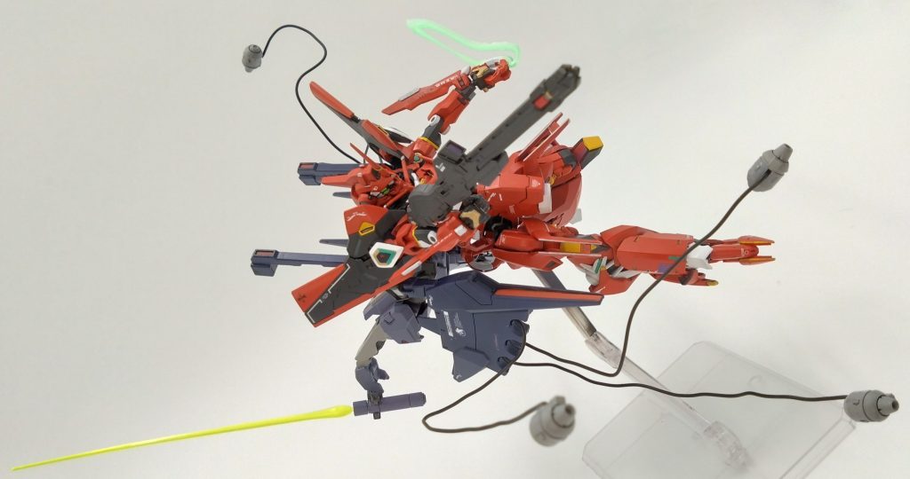 もう一つ特徴である頭部にヒゲ型のブレードアンテナは主に通信精度の向上やサイコミュシステムサポートの向上している、その特徴から敵側から『赤ひげ』とよばれていたりしている。