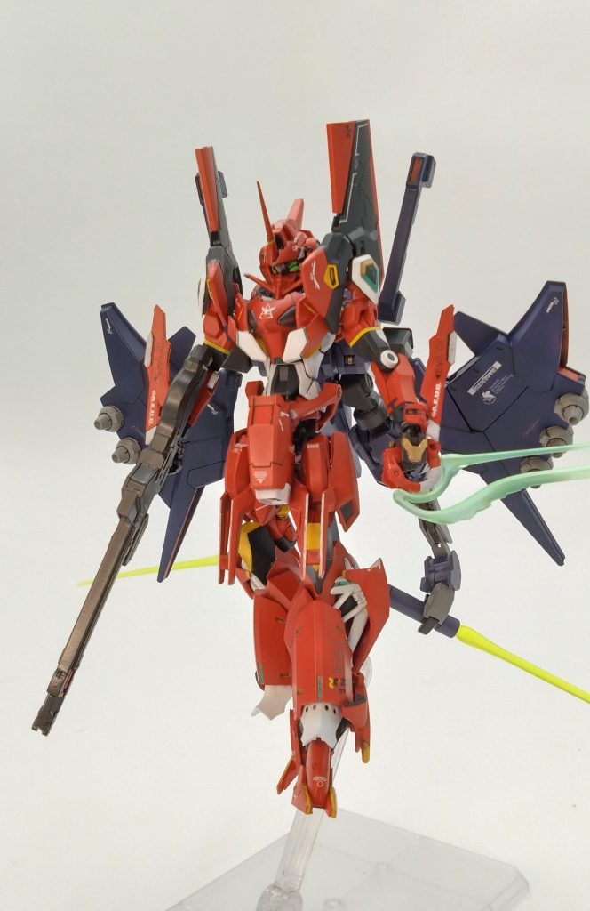 当時このデルタのカラーリング決まらずは候補金色か灰色に候補していたのだがクワトロ大尉は赤色したいう・・理由は宇宙世紀最強のパイロットである赤い彗星シャア・アズナブルがエゥーゴに配属しているという敵側の心理的恐怖をつくというのもあるが、クワトロもといシャリアブルは大佐にこれ以上あの宇宙に戻らせないために赤を引き継ぐという理念でこの機体赤く塗ったという・・・