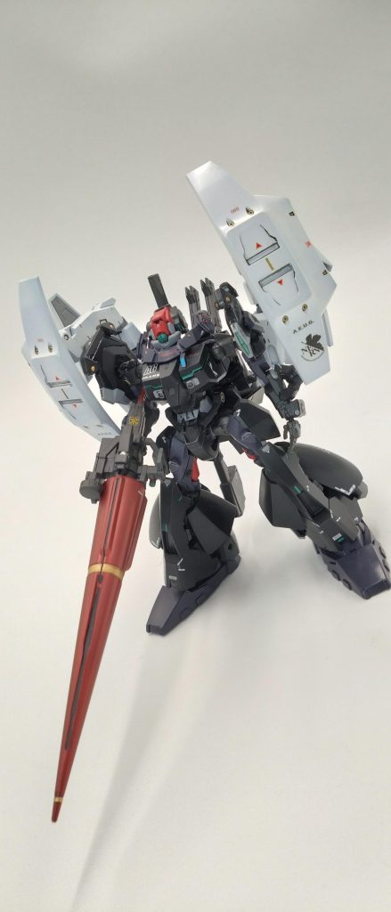 エグザベ中尉にも専用兵装がありツィマッド社とブッホ社とＮＥＲＶの共同開発したエグザベ専用支援ユニット『E・ディフェンダー』・小型槍兵装「ショット・ランサー」換装・装備ができエグザベが前の乗っていたギャンををベースにサブアームシールドを有しどの角度でも防御できシールド内部には専用の迎撃レーザとミサイルが備えているがNT能力でなんと高追尾性の高い「ホーミングレーザー」も発動するという・・・