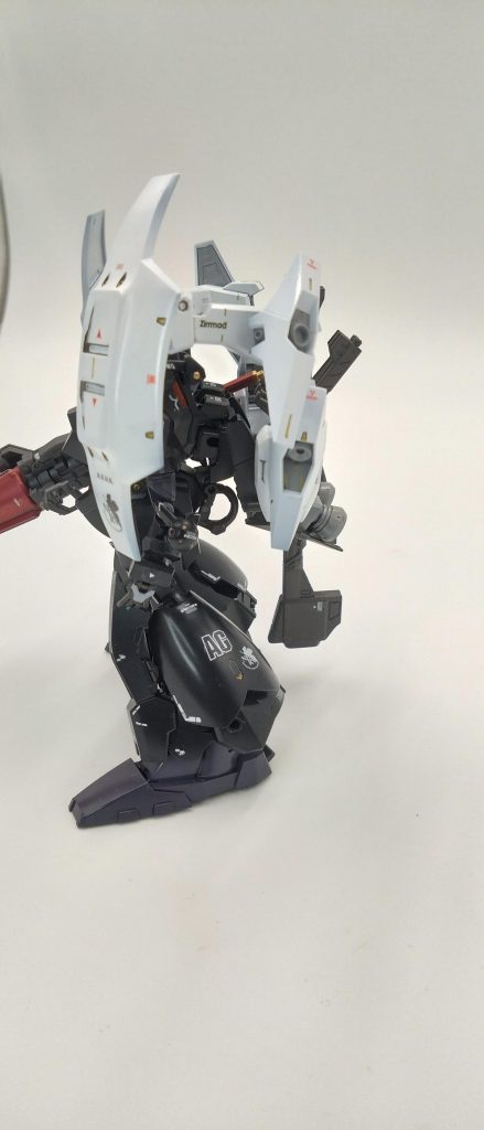 もう一つ携装している小型槍銃『ショットランサー』はギャンの武器ハクジを改良し更に小型化とブースタ排除した結果・取り回し・運用性も改善しコロニー内部の戦闘を想定しヘビーマシンガンを内装し汎用性を高くした槍兵装になった。