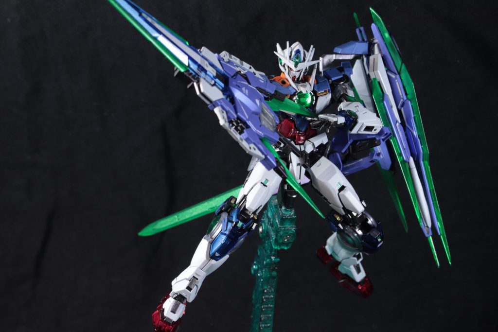 カッコいいですが武装が重すぎてポージングで遊ぶキットではないですね。。。装甲に引っ掛けないと保持できませんでした。