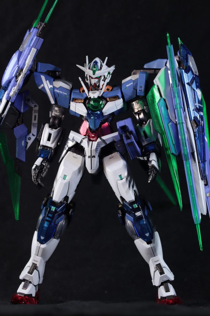 工作は各部シャープ化、顎0.3mm延長、目にウェーブ・Hアイズ1のみです。GNコンデンサ部等はクリアコーティングのみで、付属のリアリスティックデカールを使用。ラインはエナメルだと発色がうまくいかない、マスキング剥がした際に荒れてしまったためラインデカールをどうにか組み合わせて作成しました。