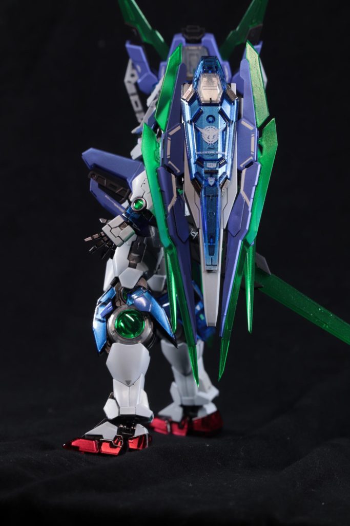 クリアを残している箇所は内部ディティールが良さげなところをチョイスし、青:頭部、コックピット周り、袖、膝、武装の一番大きいパーツ赤:足、腰白:上腕、武装の各部、膝、サイドスカート、GNドライヴのコーンになります。