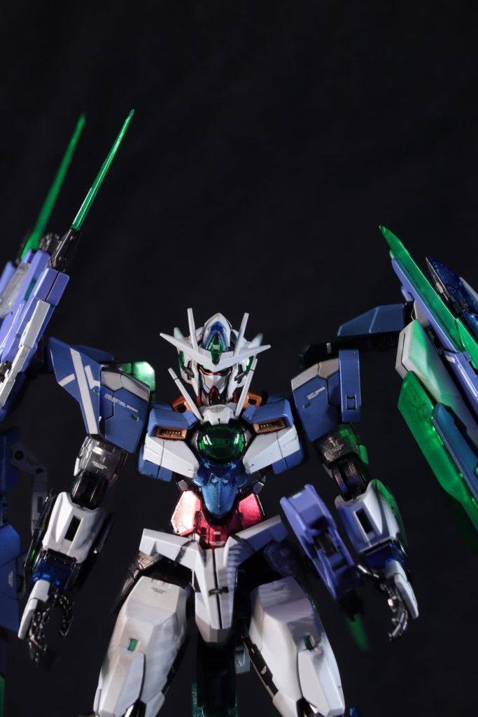 塗装ですが、(クリアグリーン以外の)クリアパーツ:裏にステンレスシルバー→エヴォブラック赤:プレミアムメタリックレッド深紅(白下地・艶あり仕上げ)　※顔のみ、他はクリアパーツ青1(武装):コバルトブルー＋フラットホワイト＋ジャガーパープル少々→サファイアブルー青2(本体):青1にウルトラブルー→サファイアブルー白:EXホワイトグレー:グレートーン3イエロー:キアライエロー＋ブライトレッド(白下地)アイパーツ:蛍光グリーン＋蛍光ブルー　※アイパーツ裏にステンレスシルバービット部等のクリアグリーンパーツ:トルマリングリーンフレーム1:スターブライトアイアン→アメジストパープルフレーム2:グラファイトブラック→アメジストパープルゴールド:4アーティストマーカー・ゴールドシルバー:4アーティストマーカー・シルバー(一部リアリスティックデカール)コッパー:4アーティストマーカー・コッパー装甲グリーン:soft tipped markers05メタリックグリーン 頭部ダクト部:スターブライトアイアン→アメジストパープル→月光蝶ホロシルバー装甲はつや消し仕上げになります。
