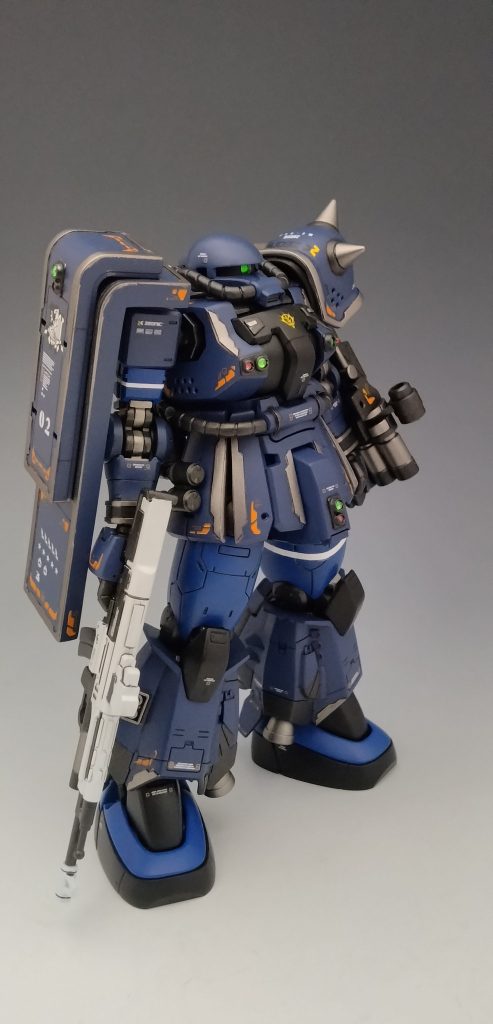 いつものセンサーと縁取り、ビームマシンガンと今回はグフカスタムの三連ガトリングを装備させてみました。