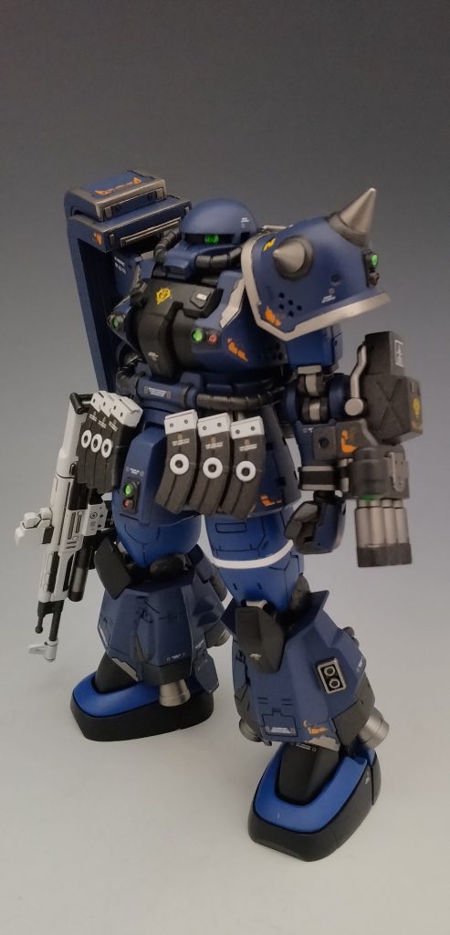 新しいカラーリングをしばらく模索していましたが、前作でイケると判断したので停滞していたF2高機動型を再開して完成しました。前回の白いラインをオレンジに変更したり、関節のメタリックを2色に使い分けて重くならない様に気をつけました。