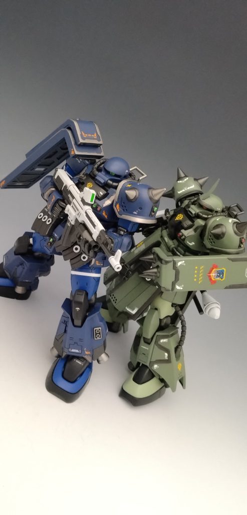 前の作品と一緒に。色が違うと一般兵とエースなんでしょうけどどちらもカスタム機なので上司と部下じゃなくてバディという感じですね。&nbsp;今回も最後までご覧下さりありがとうございました。今年中完成してとりあえず一安心です。来年もまた変わらずザクの製作をしていきますので見てくださると嬉しいです。次回もまたお会いしましょう☆