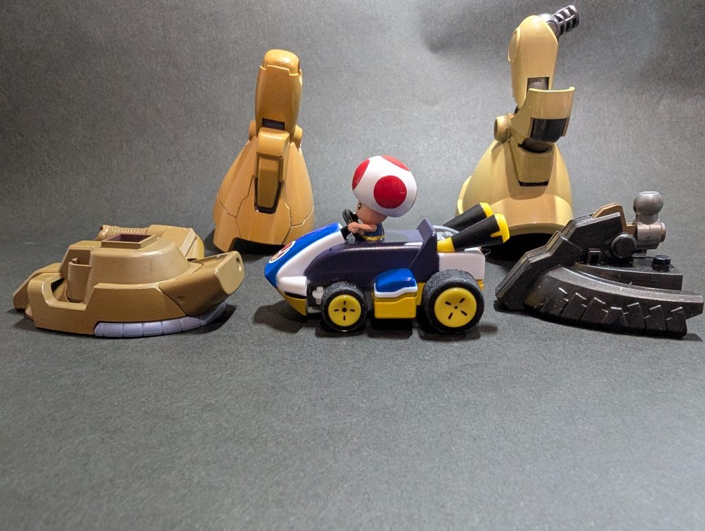 左はドム・トローペン、右はリック・ドムGQです。同じドムでも凹凸が逆のため、共用にするにはちょっと仕掛けが必要です。ドム・トローペンは足首のジョイントが長いので切って縮める必要がありました。