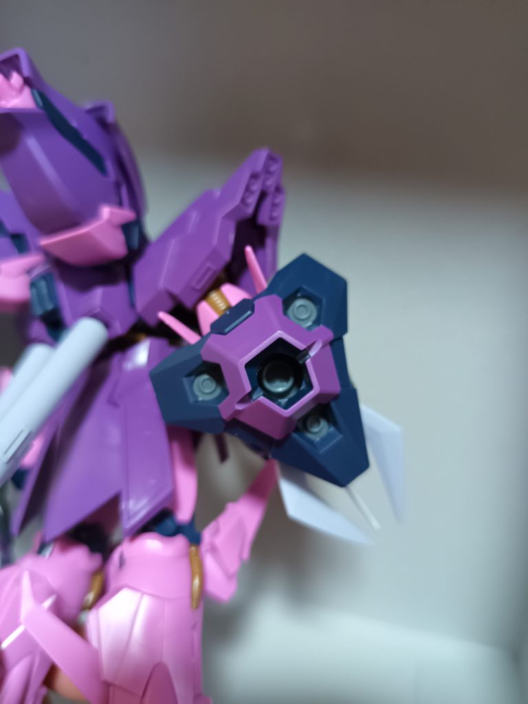 こちらEP7ver.新規パーツの盾です。てっきり盾はそのまま取り付けてあるのかと思っていましたが、小型化されていたんですね。元の盾の取り付け穴に装備させることができました。砲門パーツがなくてもモールドはあるのであまりに気はなりません。