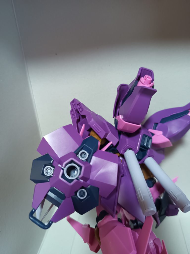 元々の盾です。メガ粒子砲の砲門パーツはこちらに組み込みました。