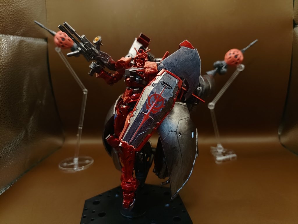 ◯アクション盾とライフルを背部から外して装備。背部ユニットのブースターによる高速移動が可能です。