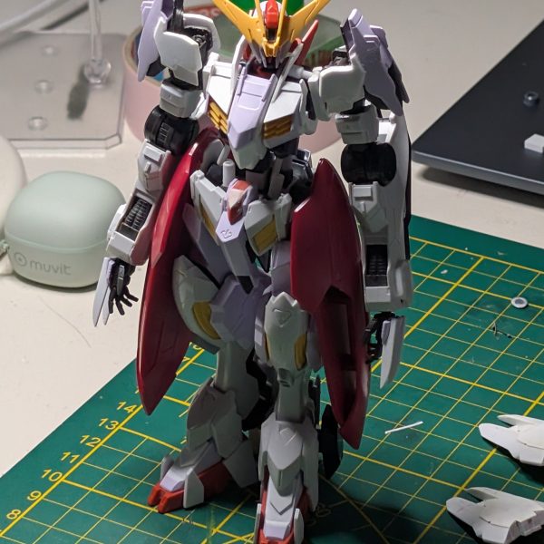 手の爪を自作してみました……まだ研いだりディテールアップはしていませんが。それと、ファング射出用のサイドスカートの開閉機構も作り直そうとしたんですが、うまくいきませんでした。やっぱり自分にはまだそこまでの腕はないのかな……😔ファングを展開・射出す（2枚目）