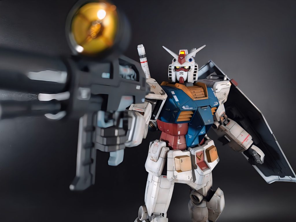 ビームライフルを構えるガンダム!実は今回の超大失敗がこの画像に秘められています。ヒントは「ビームライフルの両手持ちが出来ない」です。 ……………そう!正解は!!ビームライフルの合わせ目を消すための接着剤流し込みの際に、誤って(横着して)フォアグリップもくっつけてしまった、です😅気をつけてたつもりなんだけどなぁ………