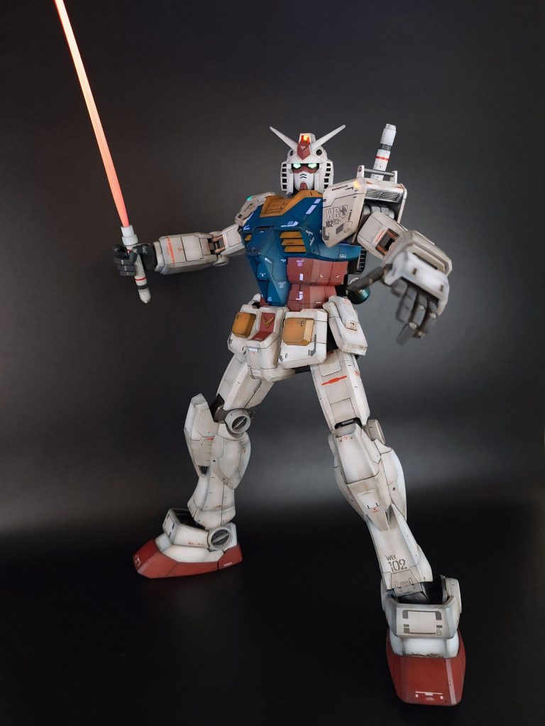 ビームサーベルを構えるガンダム左の平手は先日のシャアザクと全く同じ物(色違い)