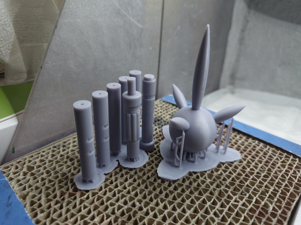 ビームジャベリンの作り方はこんな感じ約5cm毎に分割したビームジャベリン本体とビーム部分。中に補強の為の真鍮線を通す穴を開けてます。