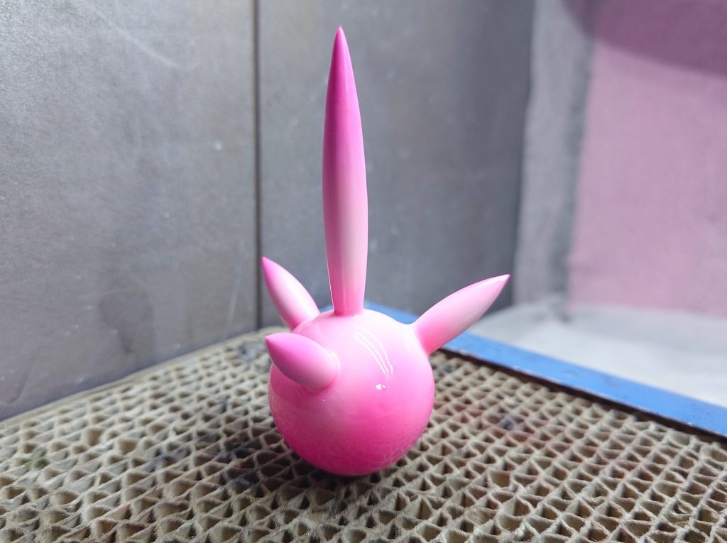 先ほどのビーム部分をコーティングしてツルツルになった状態の物をそれらしく塗装した物。グレーの樹脂を使ったのものだから全く透明感無し…納得いかずにもう一度やり直し。