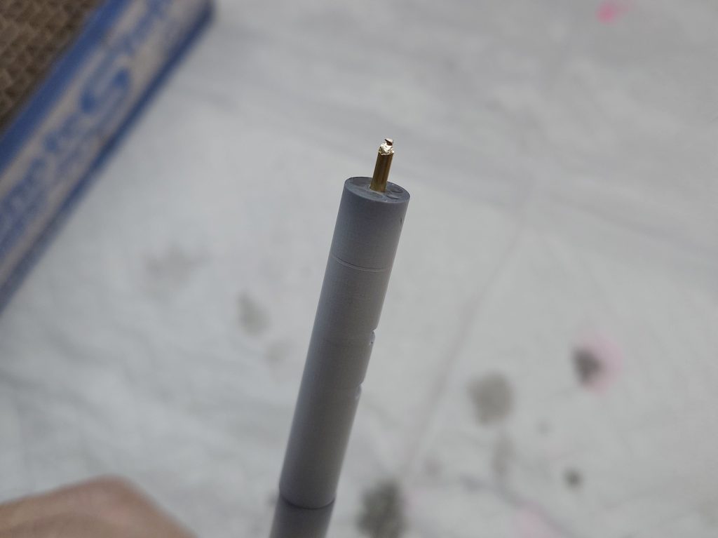 中に2mmの真鍮線を通す。頭(ビーム部分)が重くなるのでしならないようにする為です。