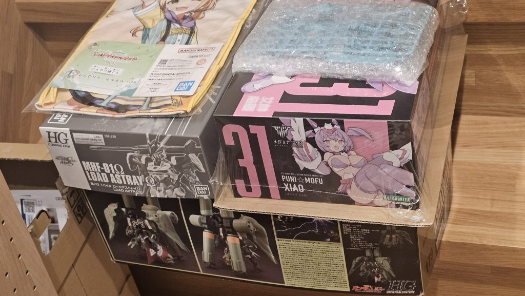 作品名：貰い物<p>いつも仲良くしてもらってる学生時代の先輩がただでくれたんですけどまさかおまけつけとくって出てきた中身がナハト、Z、レッドライダー、スパルタンて。おまけが一番嬉しいんだが？</p>
