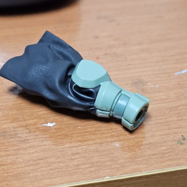 指サックを切ってザク用の防塵カバーを作りました。いい感じ。次は足の関節でやります。（2枚目）