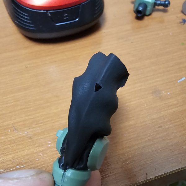 指サックを切ってザク用の防塵カバーを作りました。いい感じ。次は足の関節でやります。（3枚目）