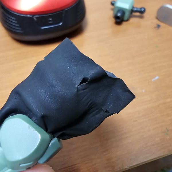 指サックを切ってザク用の防塵カバーを作りました。いい感じ。次は足の関節でやります。（4枚目）